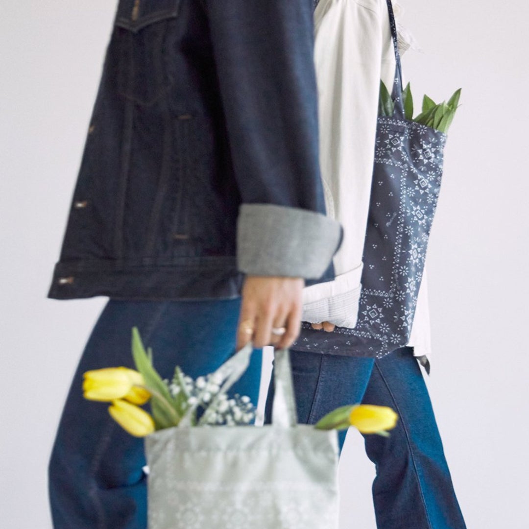 Tote bags with flowers